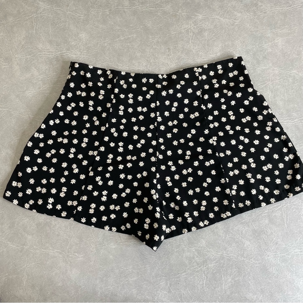 Monteau Black Daisy Floral High Waist Flared Leg Shorts - Picture 5 of 10